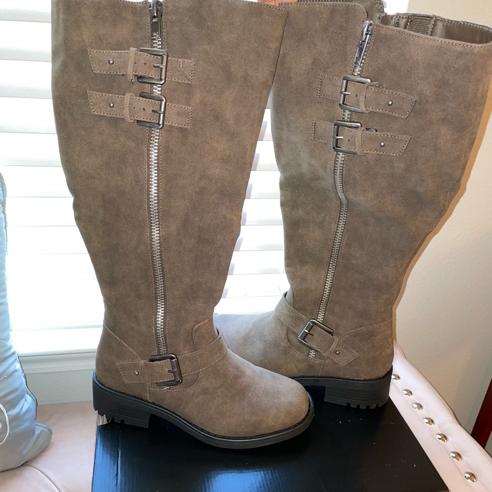 NWOT Torrid knee boots size 7.5 wide width and wide calf